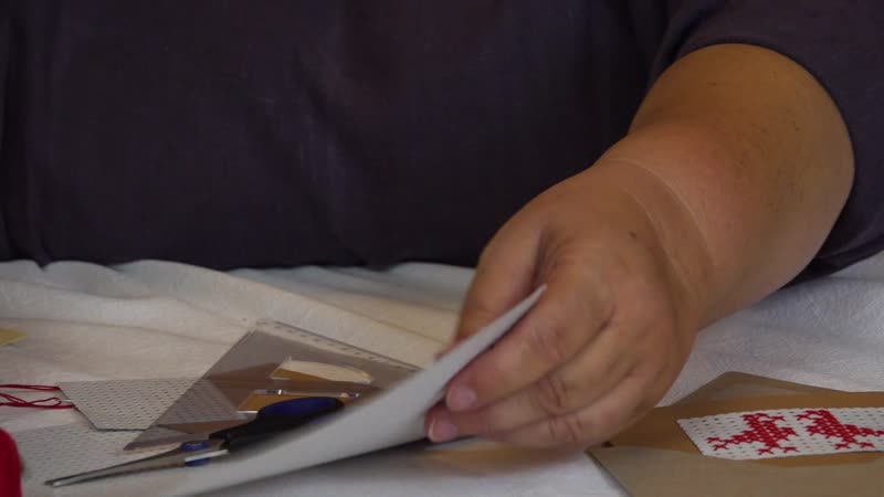 9. Hímzés: Keresztszemes hímzés perforált kartonra